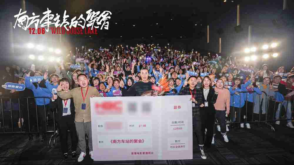 胡歌与郑州观众合影